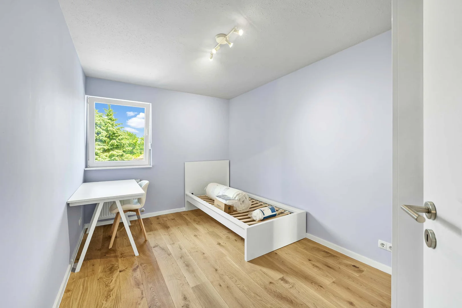 Quarto de estudante confortável e espaçoso em 