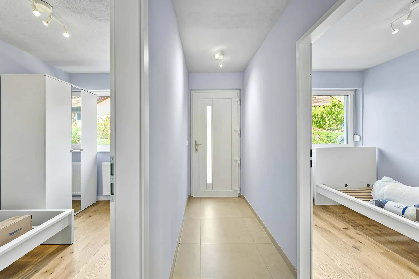 Quarto de estudante luminoso e arejado com acesso fácil à universidade em 