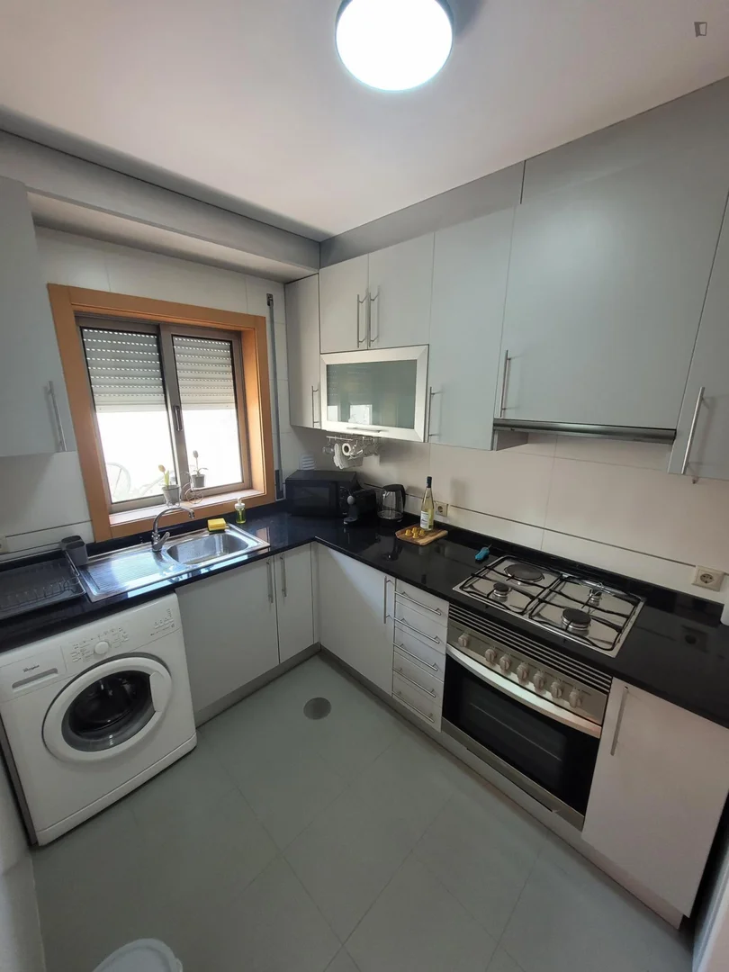 Apartamento estúdio acessível com características essenciais em 