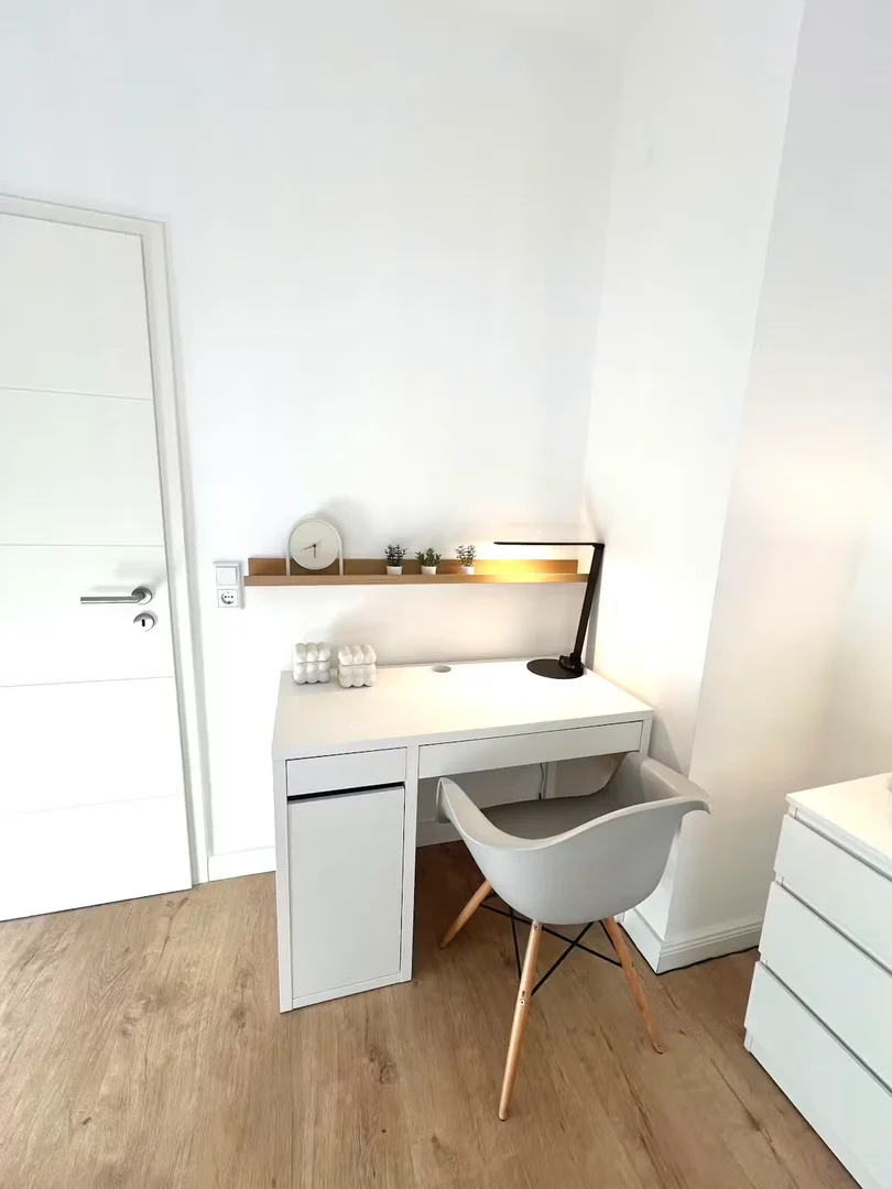 Bright and airy student room with easy university access in 