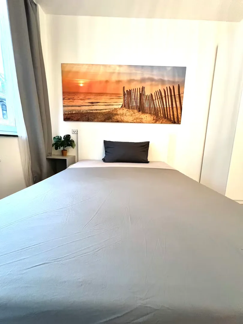 Bright and airy student room with easy university access in 