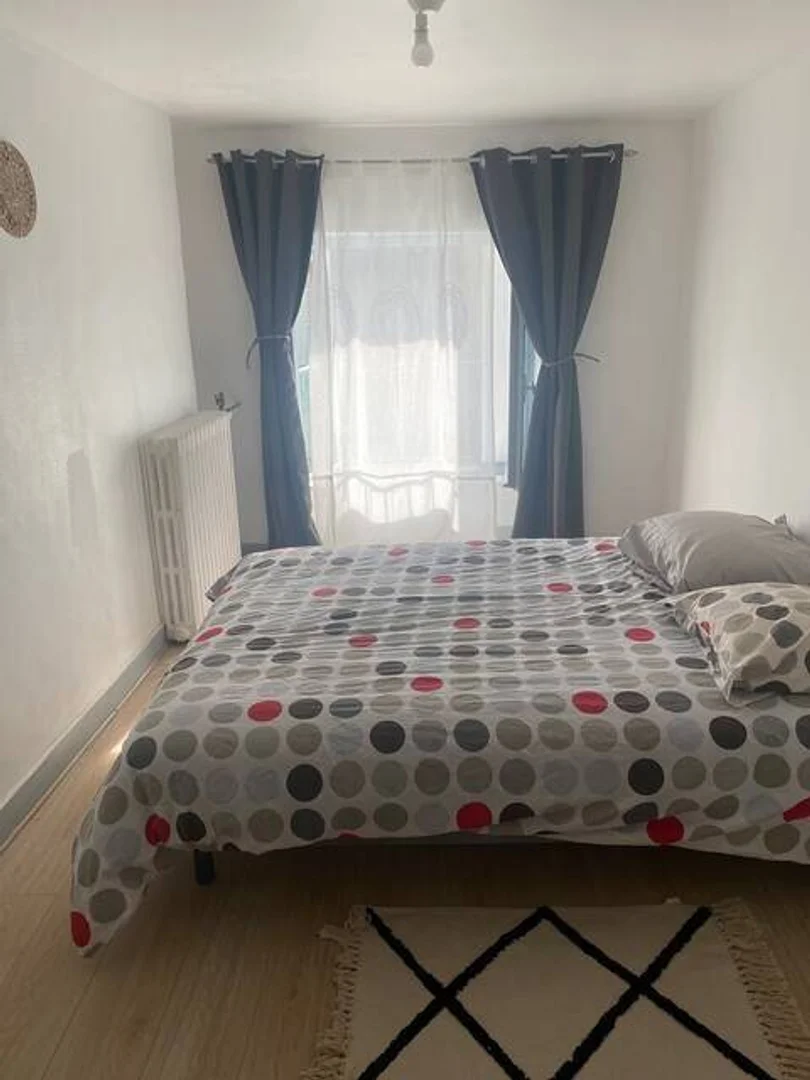 Habitación estudiantil amplia y cómoda en 