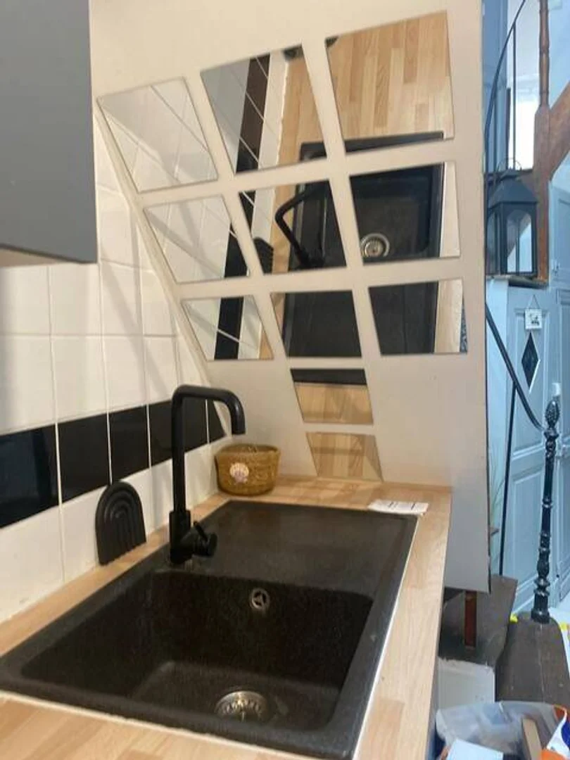 Habitación estudiantil funcional perfecta para estudiar en 