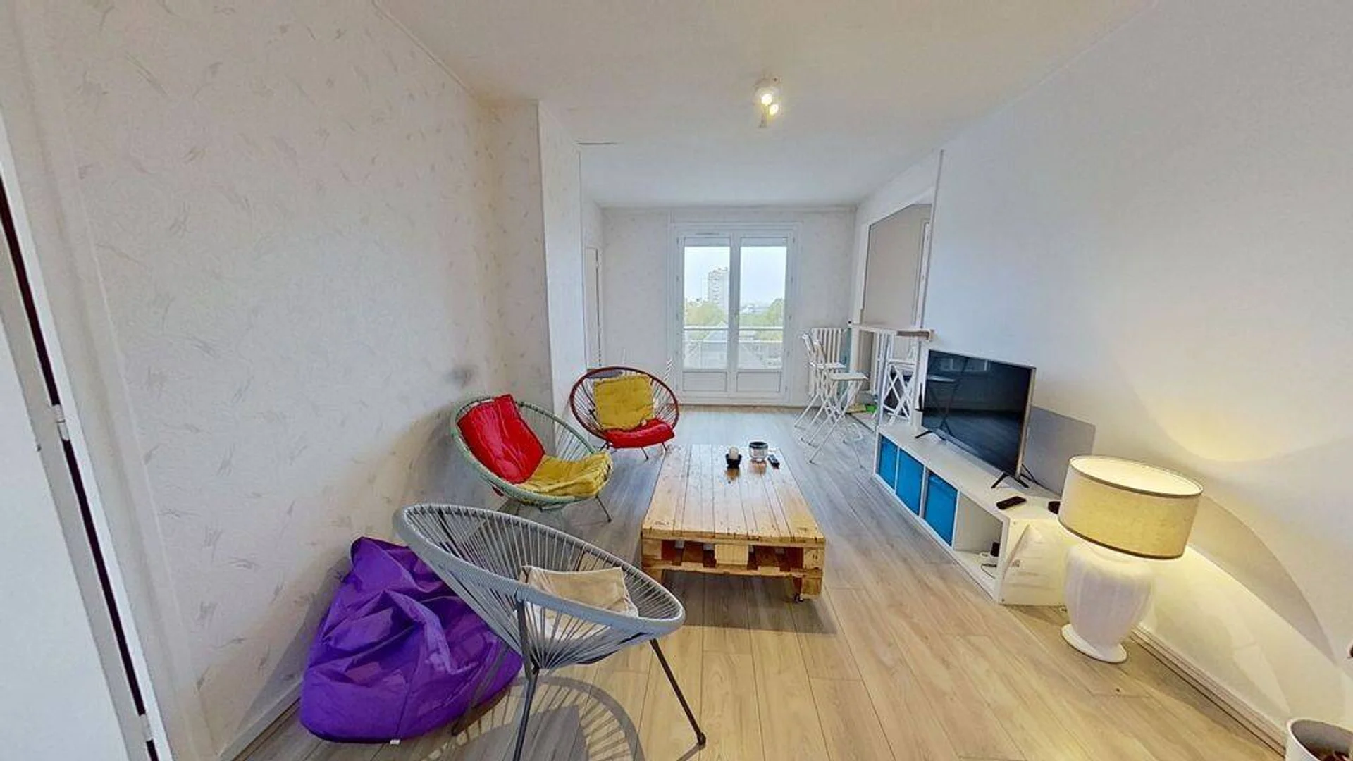 Habitación estudiantil funcional perfecta para estudiar en 