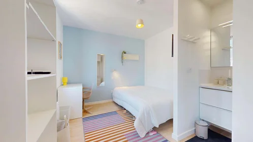 Habitación privada en 44 Av. Alfred Nobel, 83100 Toulon, France, imagen 1 de 10