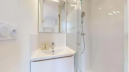 Habitación privada en 44 Av. Alfred Nobel, 83100 Toulon, France, imagen 3 de 17