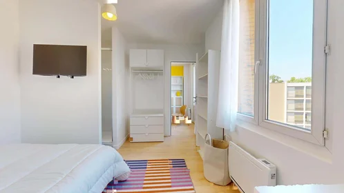 Habitación privada en 44 Av. Alfred Nobel, 83100 Toulon, France, imagen 4 de 17