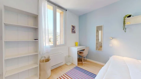 Habitación privada en 44 Av. Alfred Nobel, 83100 Toulon, France, imagen 5 de 17