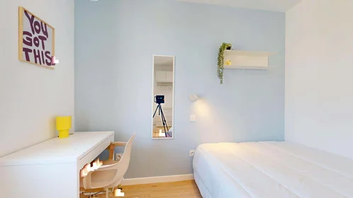 Habitación privada en 44 Av. Alfred Nobel, 83100 Toulon, France, imagen 6 de 17