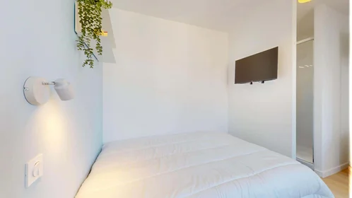 Habitación privada en 44 Av. Alfred Nobel, 83100 Toulon, France, imagen 7 de 17