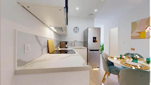 Quarto privado em 44 Av. Alfred Nobel, 83100 Toulon, France, imagem 9 de 16