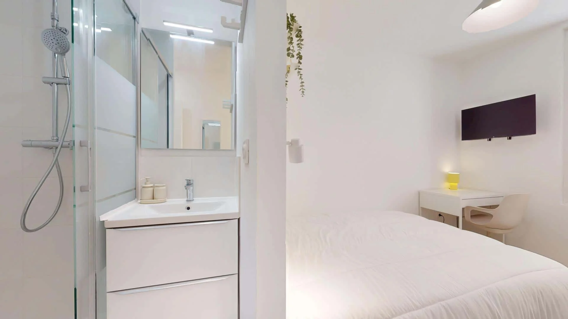Quarto de estudante luminoso e arejado com acesso fácil à universidade em