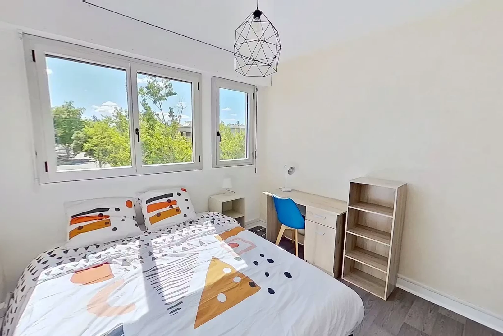 Quarto acolhedor para estudantes disponível em
