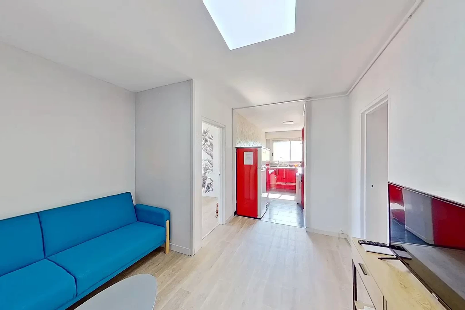 Quarto de estudante confortável e espaçoso em