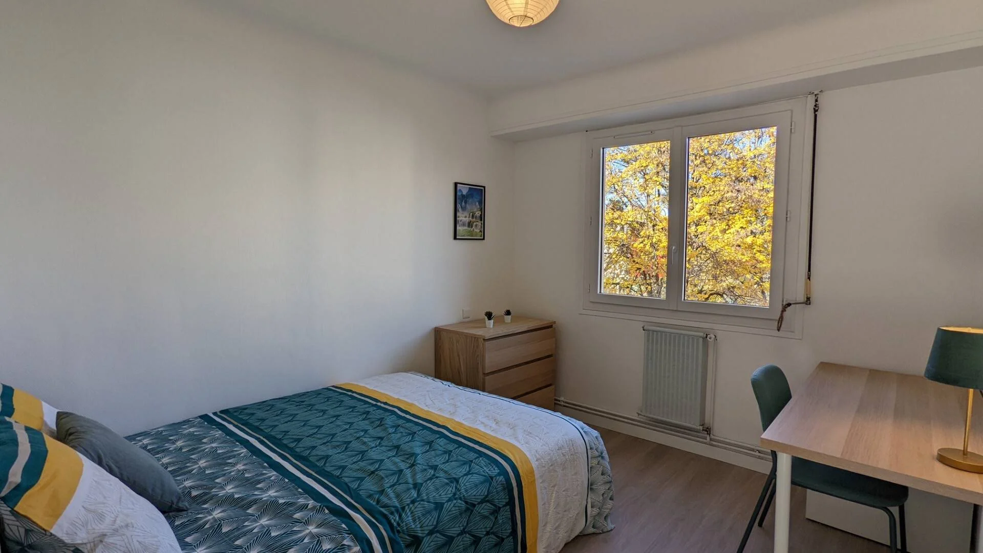 Habitación estudiantil luminosa y aireada con fácil acceso a la universidad en 