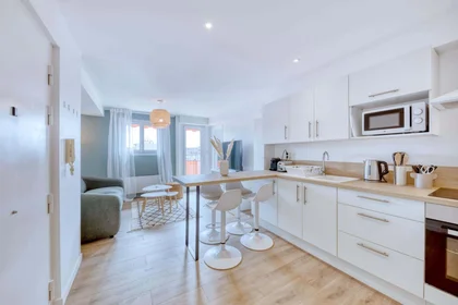 Quarto privado em 11 Rue du Dr Baloux, 06150 Cannes, France, imagem 4 de 8