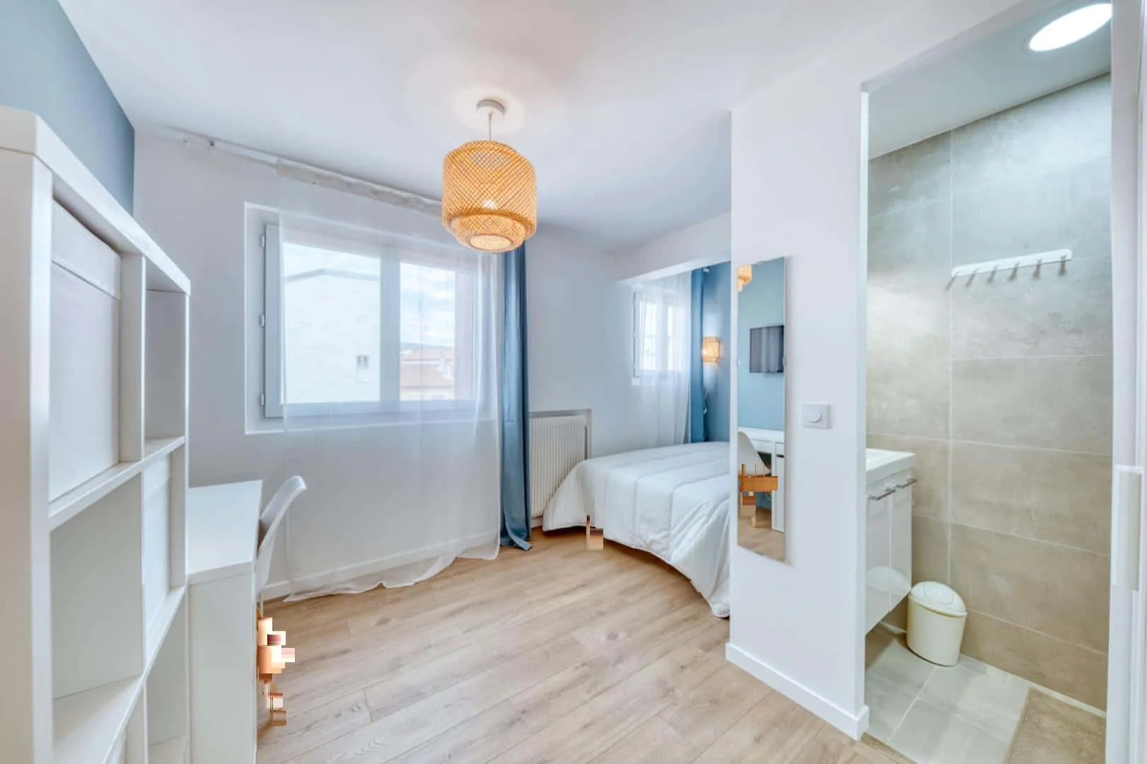 Quarto de estudante económico com localização conveniente em 