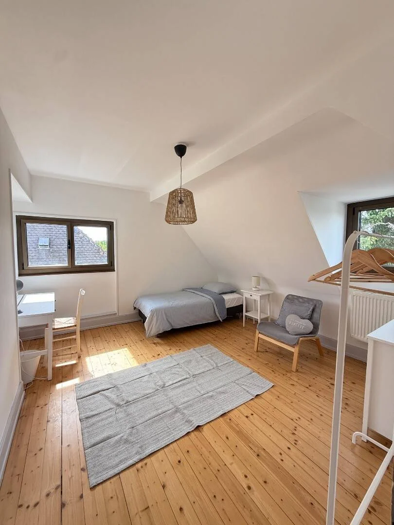 Functional student room perfect for studying in 