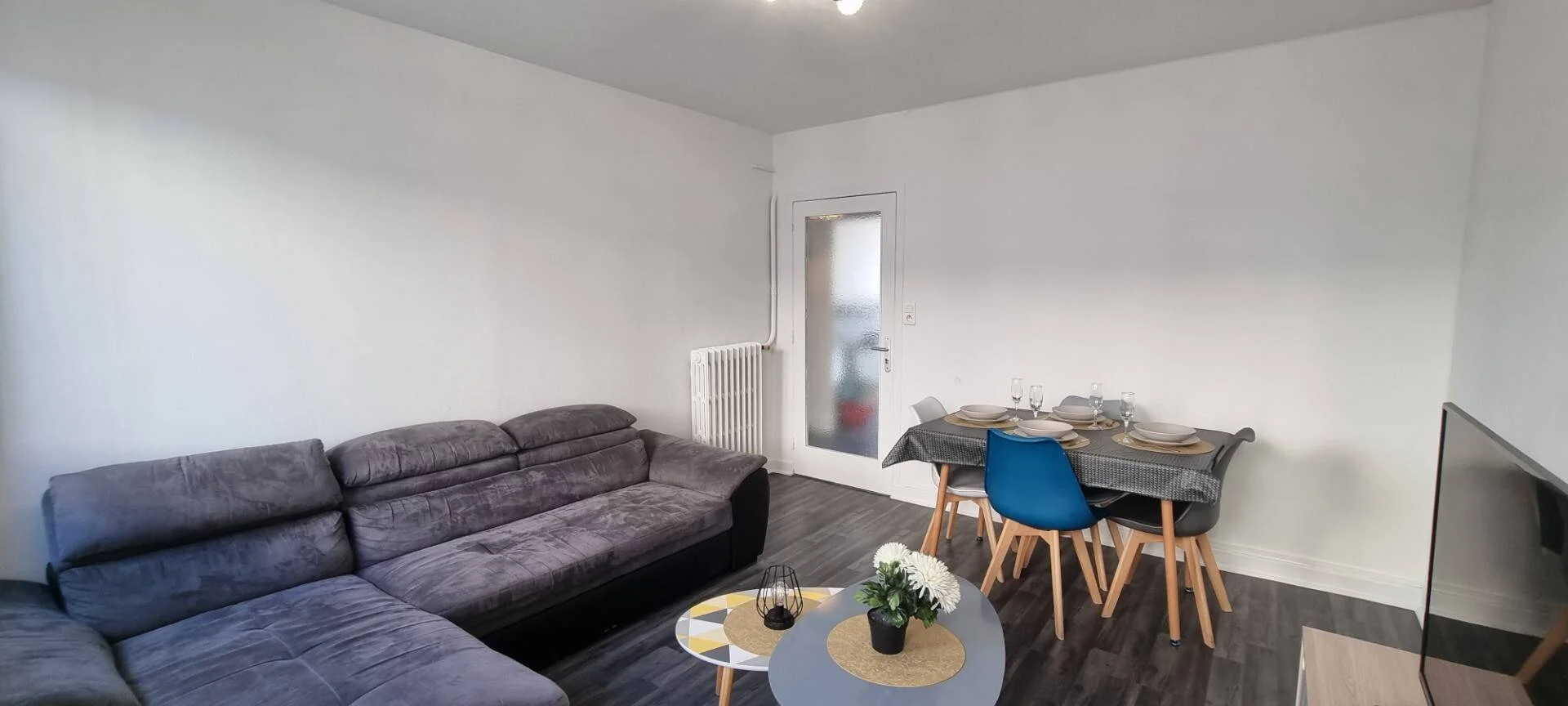Chambre d'étudiant à  avec espace d'étude et installations communes