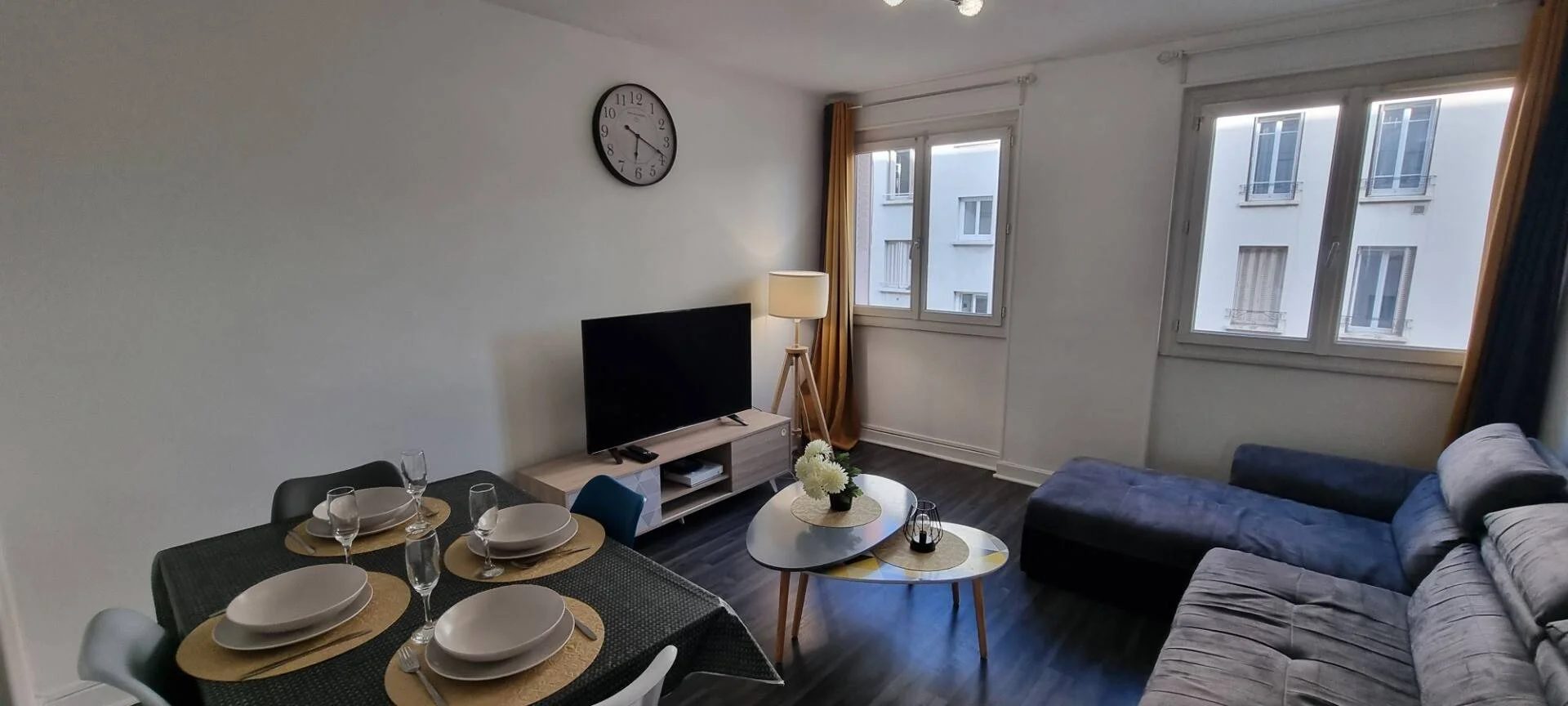 Chambre d'étudiant à  avec espace d'étude et installations communes