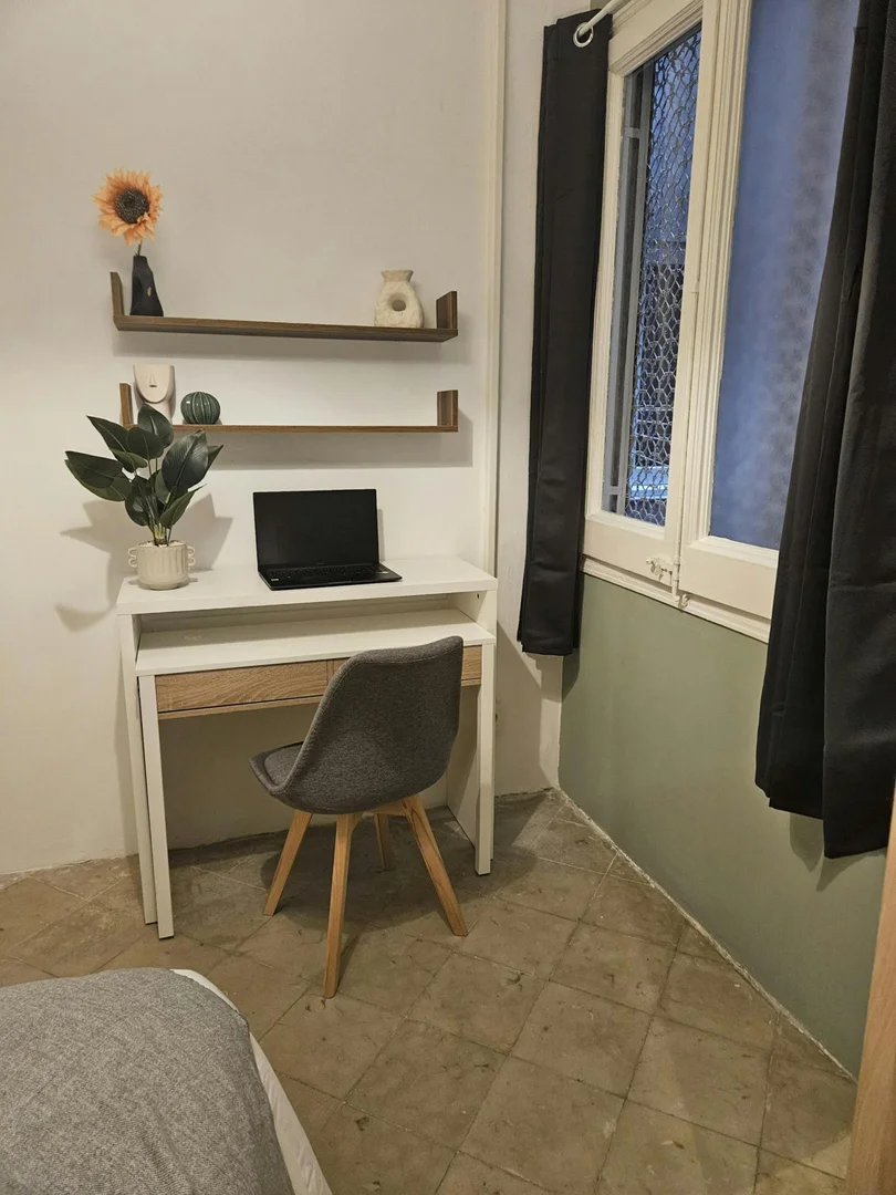 Chambre d'étudiant économique avec emplacement pratique dans 