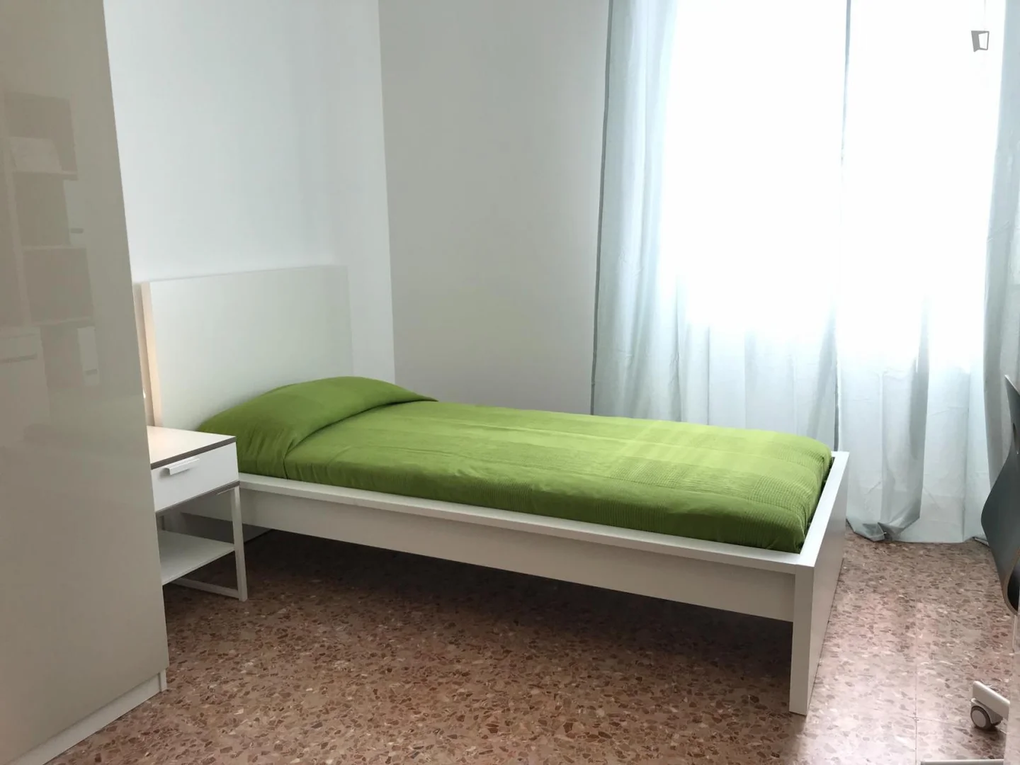 Niedrogi pokój dla studentów z dużym oświetleniem w 