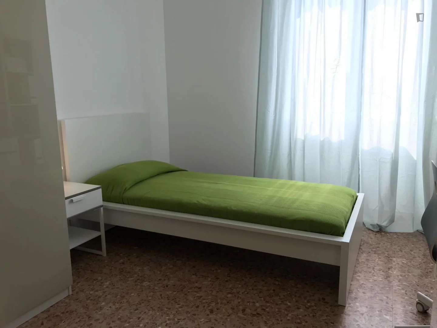 Jasny i przestronny pokój studencki z łatwym dostępem do uniwersytetu w 