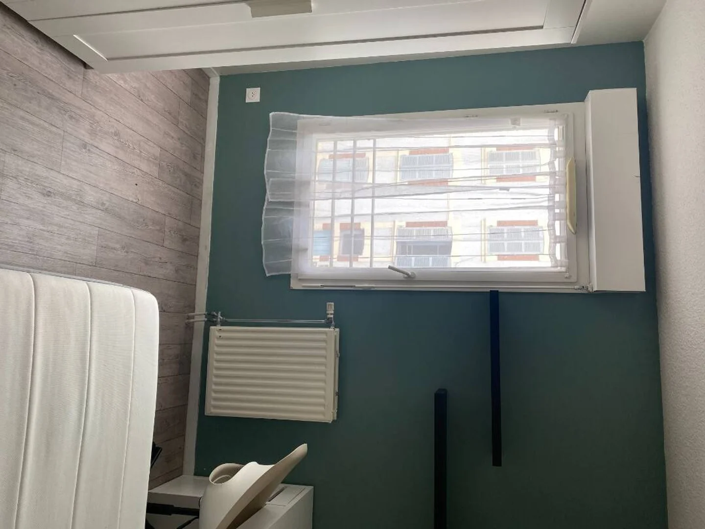 Stanza economica per studenti con ampia illuminazione in 