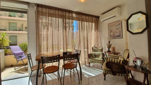 Private room at Cannes, 06400, image 1 of 8