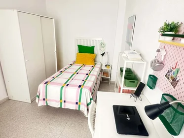 Özel oda konumu Carrer Garbinet, 32, 03012 Alacant, Alicante, España, 1 15 görüntüsü