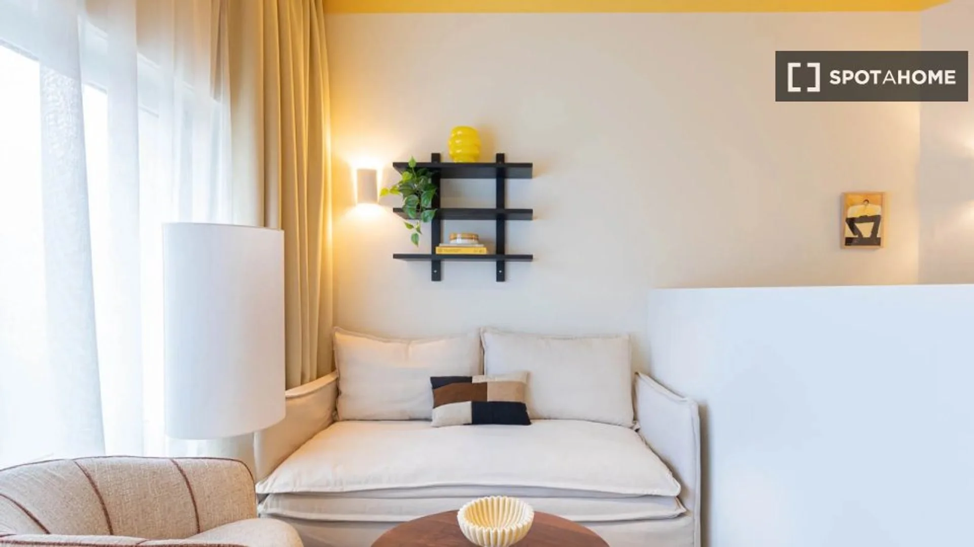 Student-friendly studio with excellent transport links in 