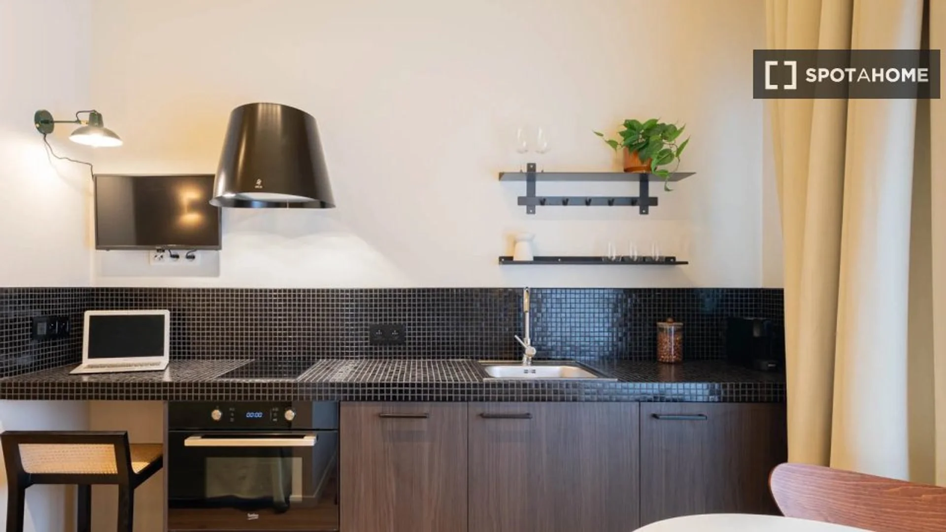 Student-friendly studio with excellent transport links in 