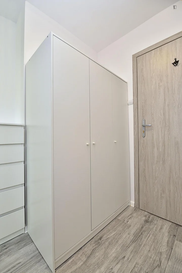 Minimalistyczna kawalerka w  z efektywnym układem