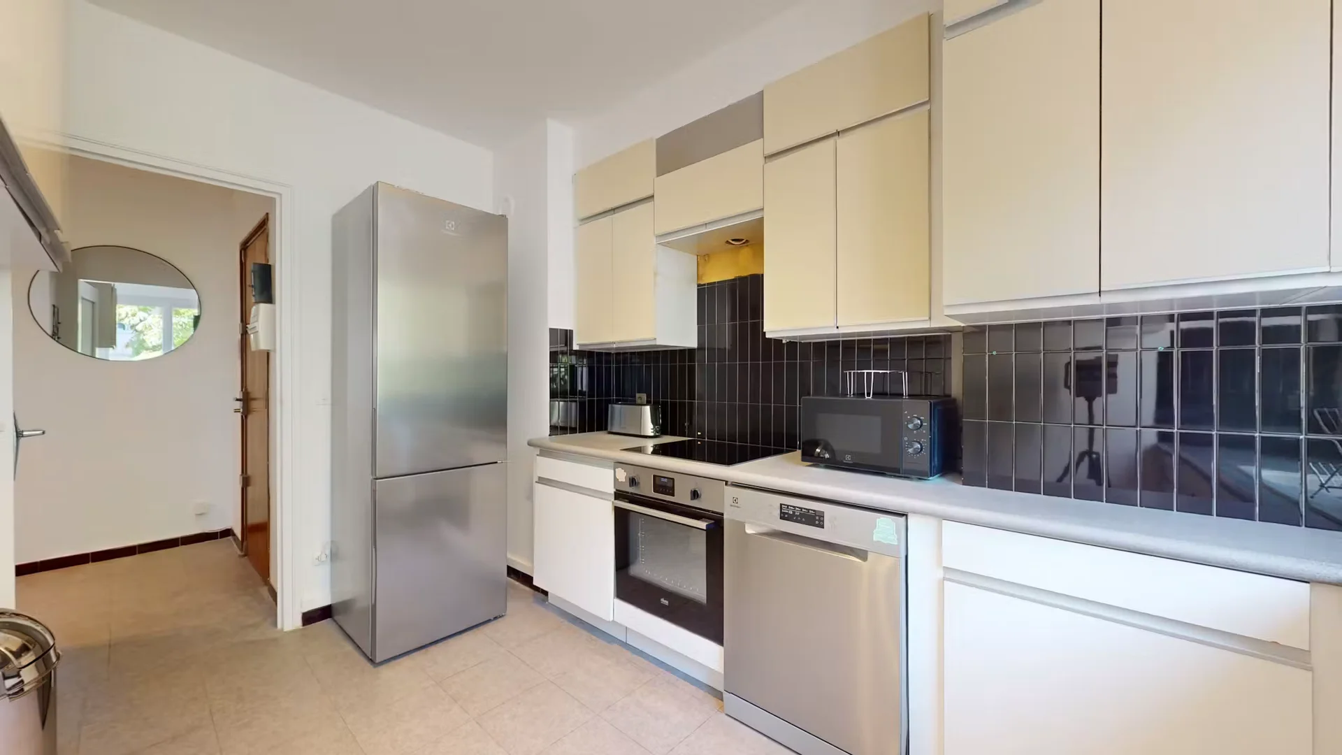 Habitación estudiantil luminosa y aireada con fácil acceso a la universidad en