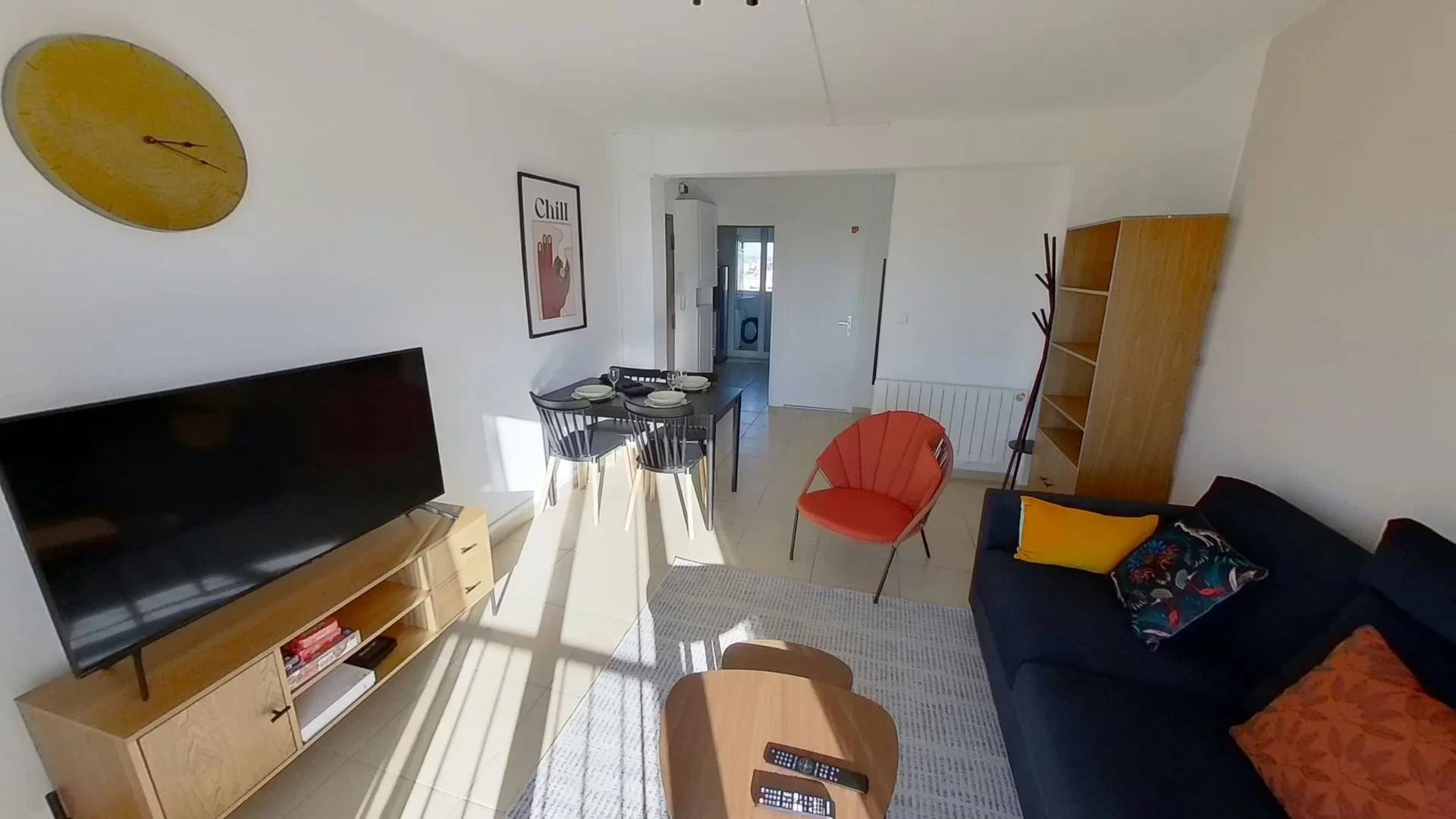 Chambre d'étudiant à  avec espace d'étude et installations communes