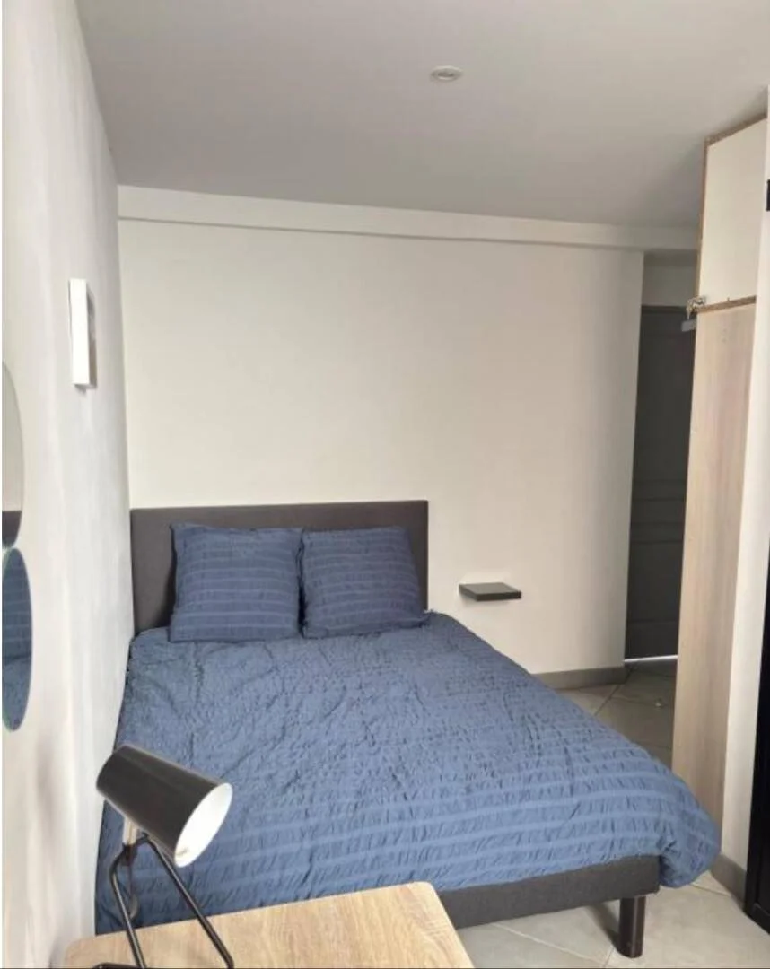 Quarto acessível para estudantes com iluminação ampla em 