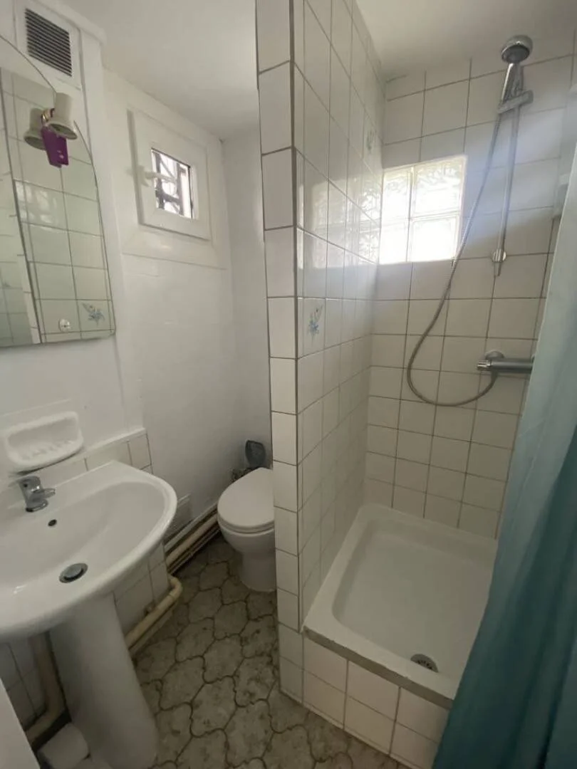 Quarto de estudante em  com área de estudo e instalações partilhadas