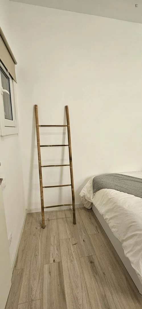 Studentenzimmer in  mit Arbeitsbereich und Gemeinschaftseinrichtungen