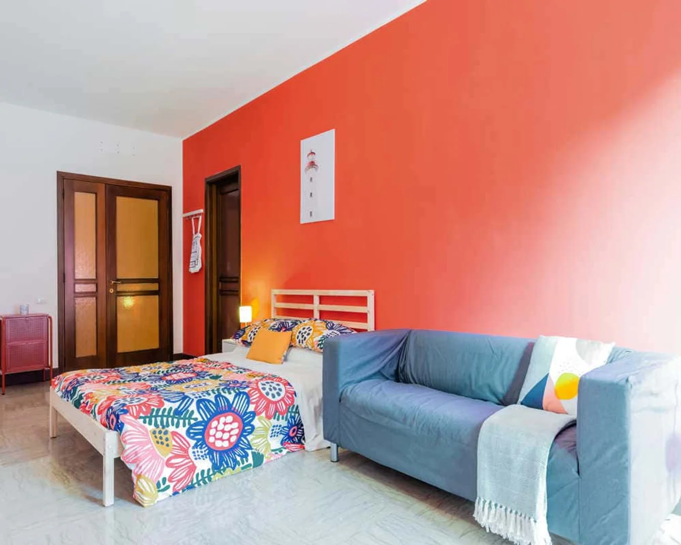 Quarto de estudante luminoso e arejado com acesso fácil à universidade em 