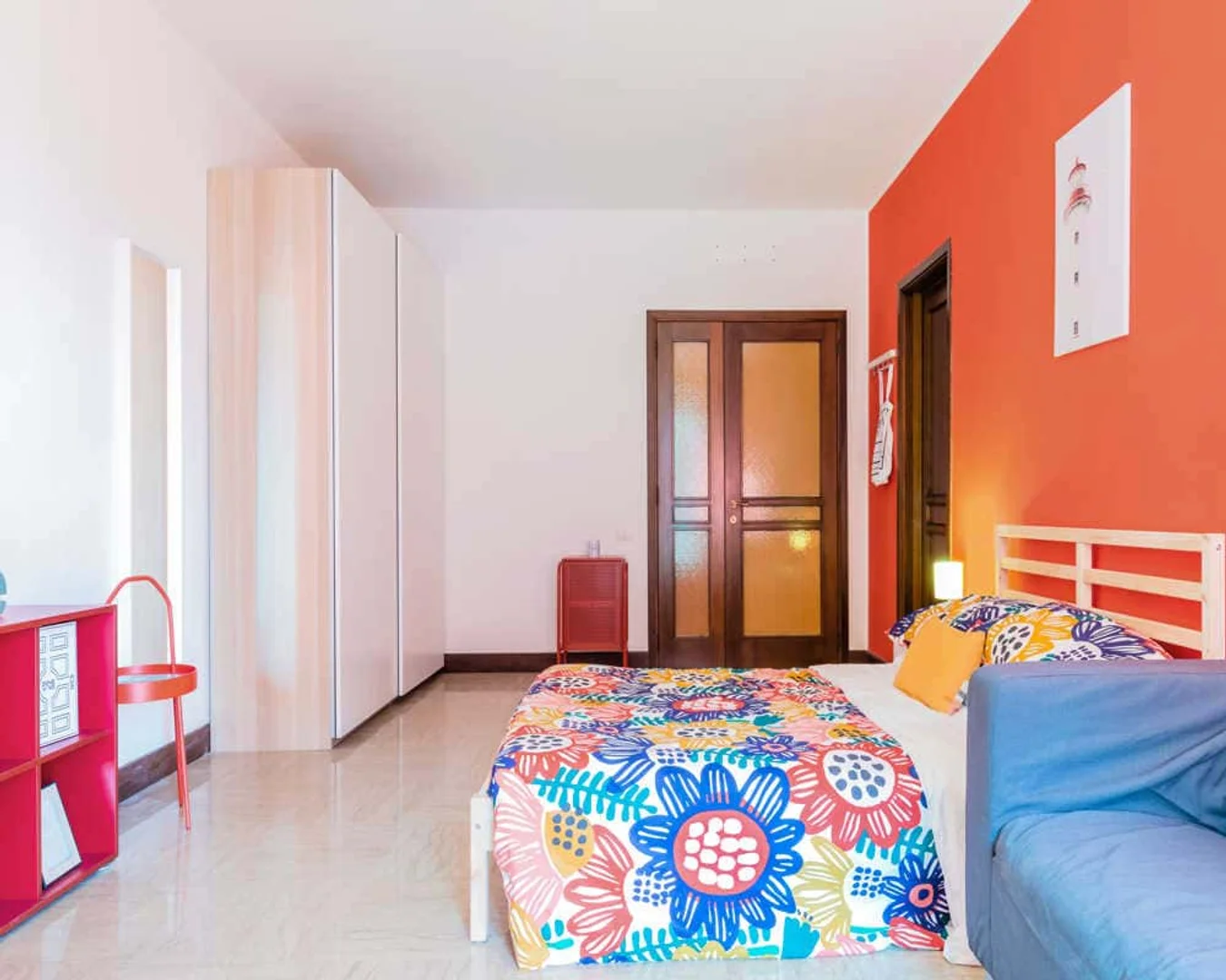 Quarto de estudante confortável e espaçoso em 