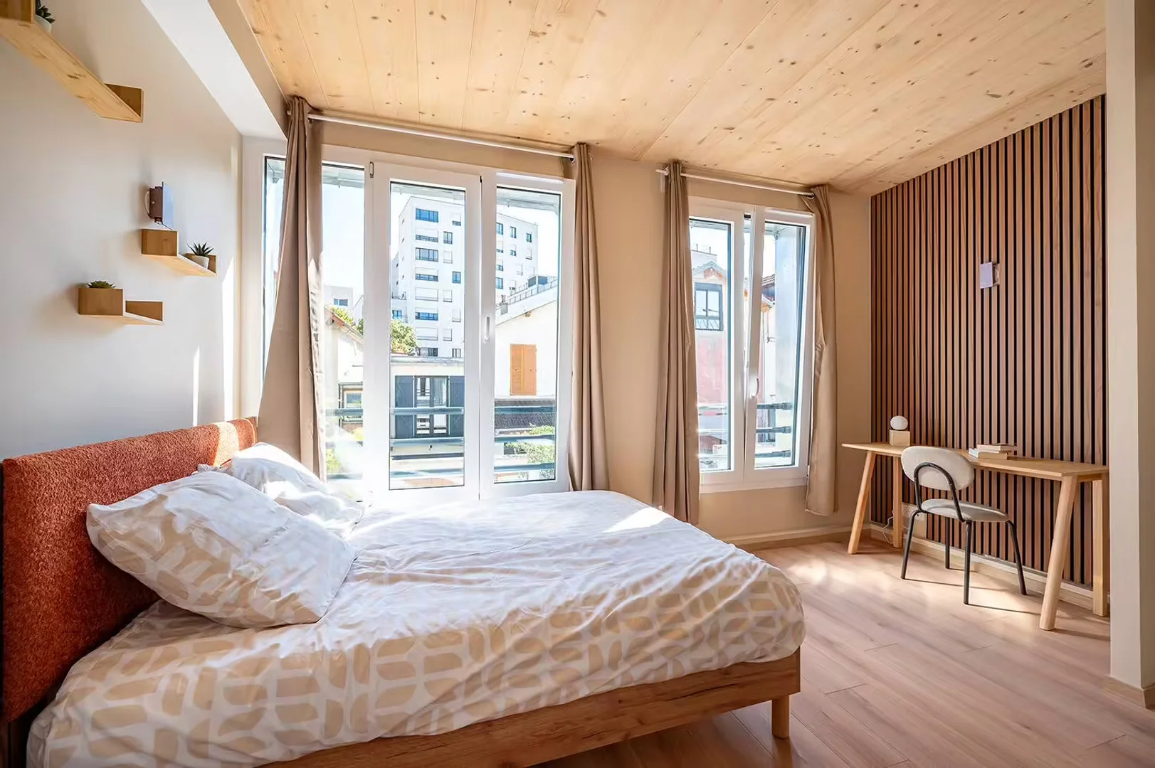 Habitación estudiantil amplia y cómoda en 