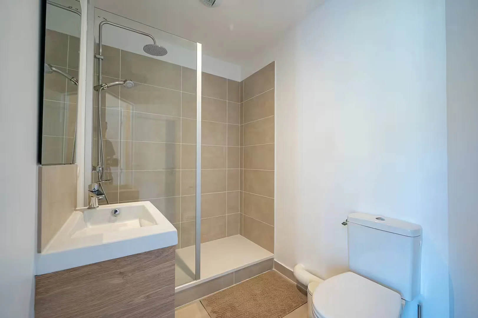 Habitación para estudiantes en  con área de estudio y facilidades compartidas