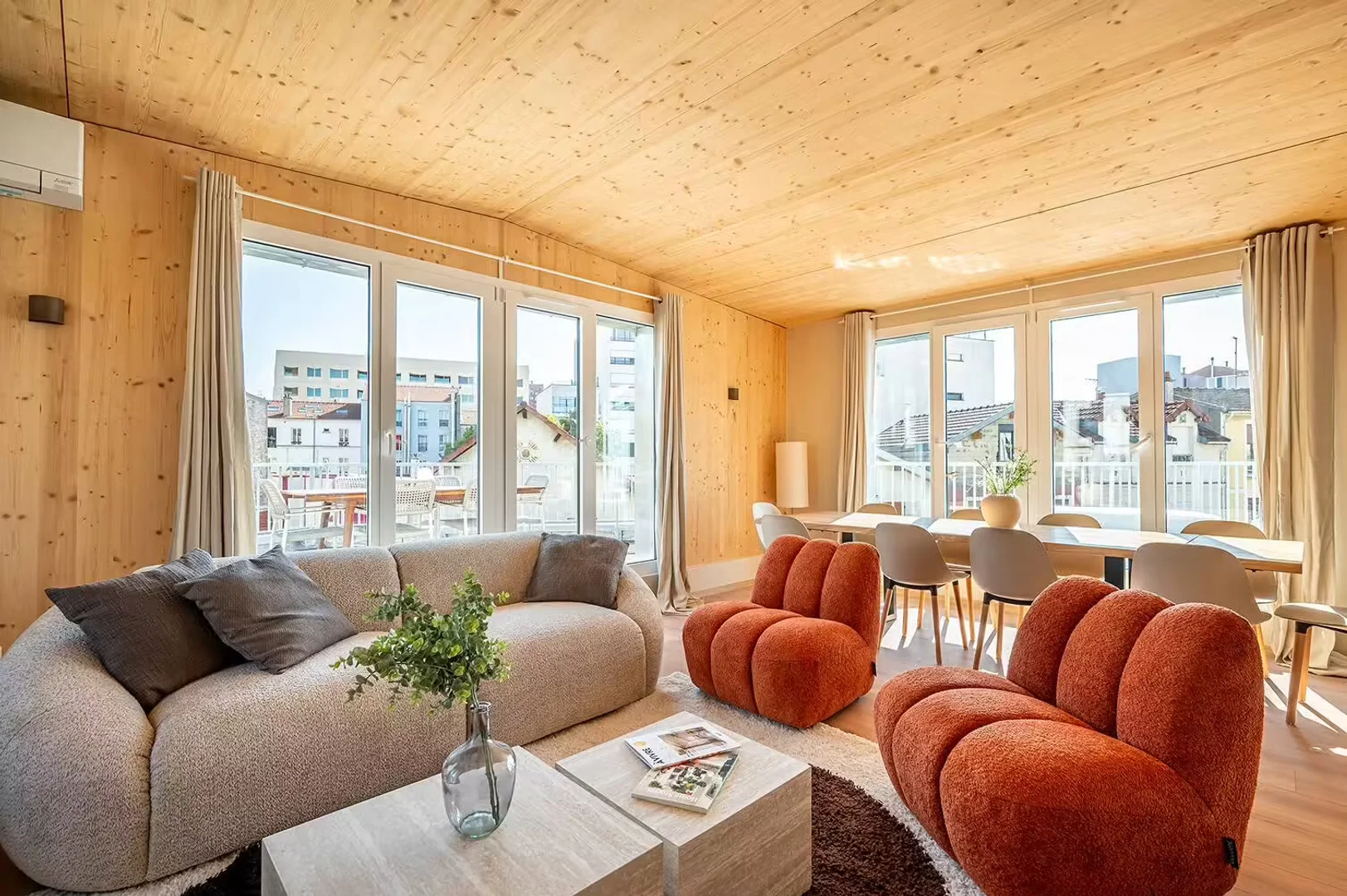Habitación estudiantil funcional perfecta para estudiar en 