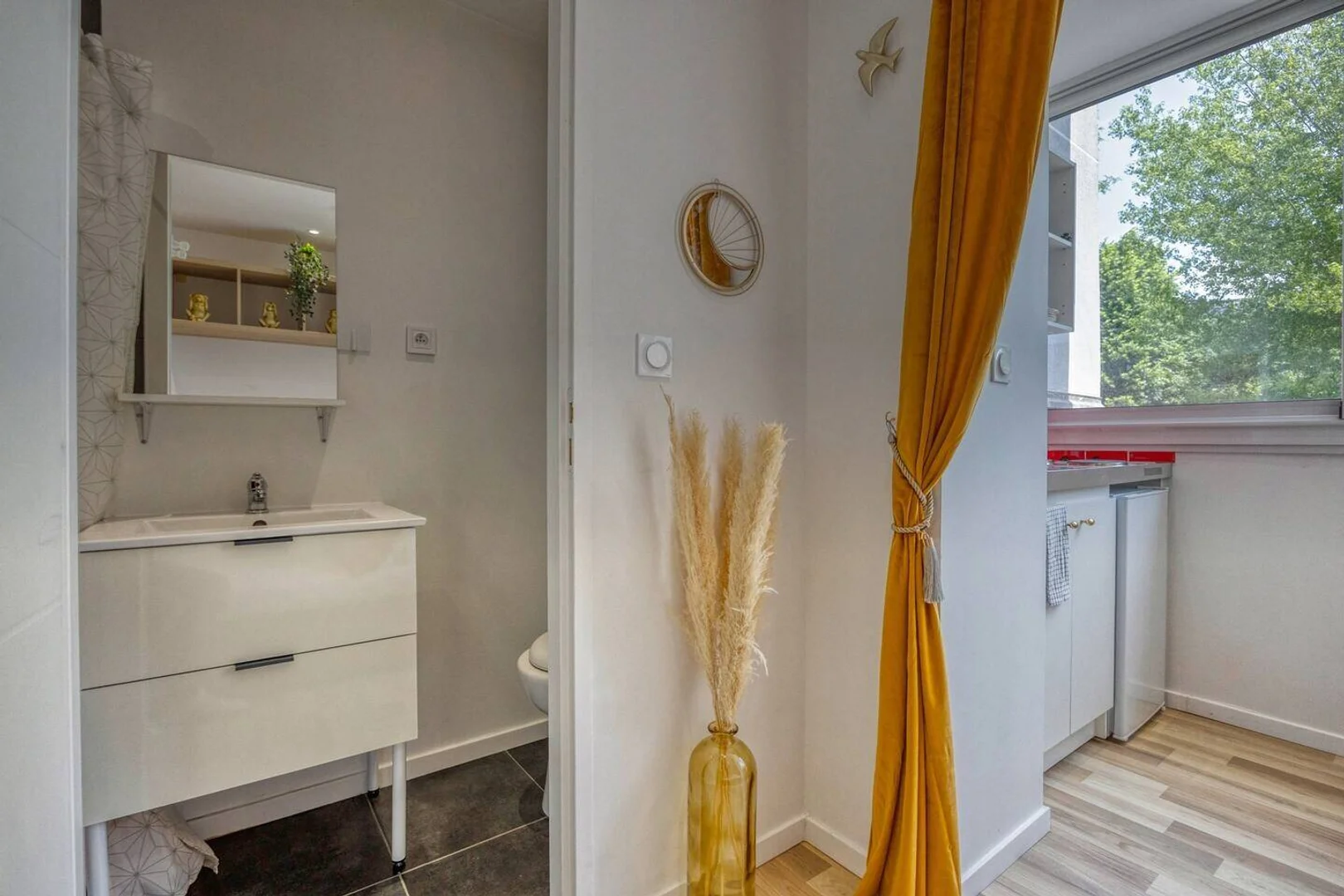 Quarto acessível para estudantes com iluminação ampla em 