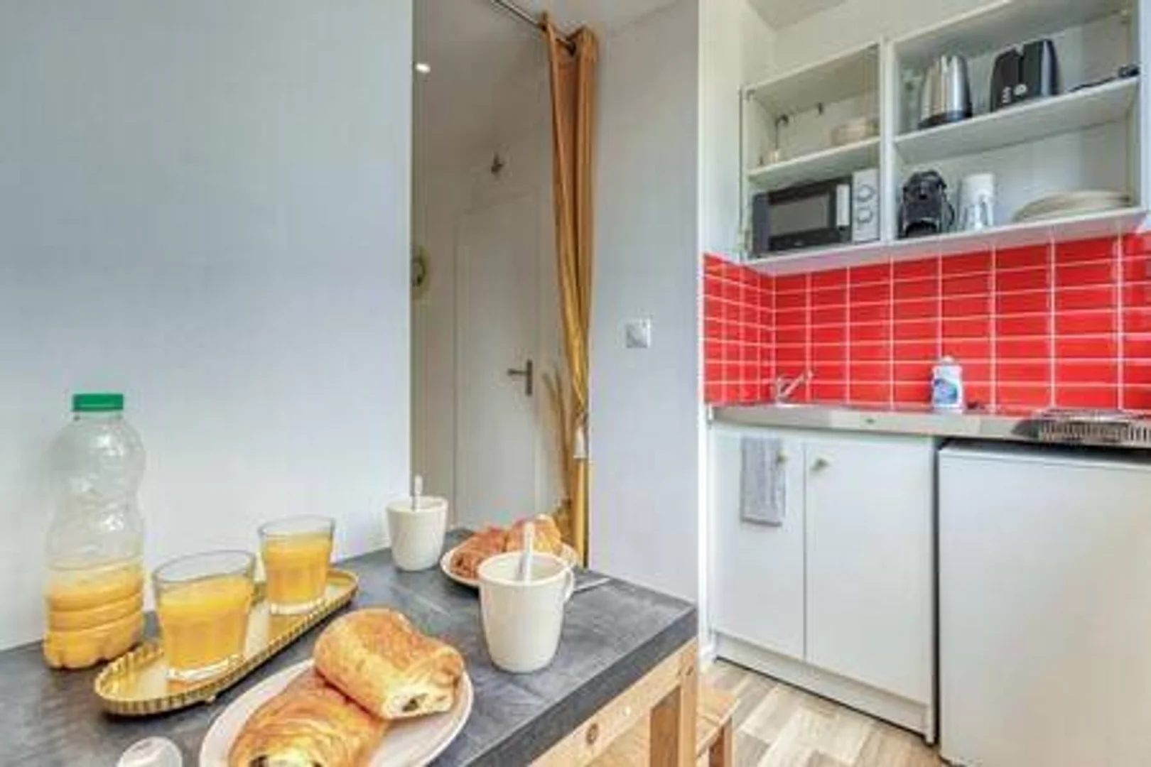 Quarto acessível para estudantes com iluminação ampla em 