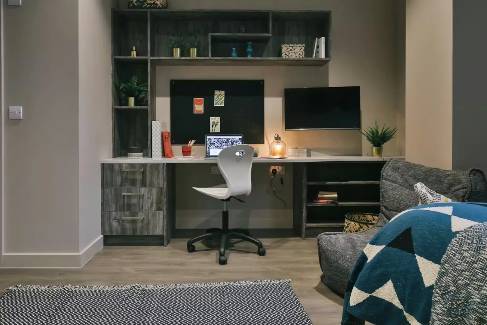 Bright and airy student room with easy university access in 