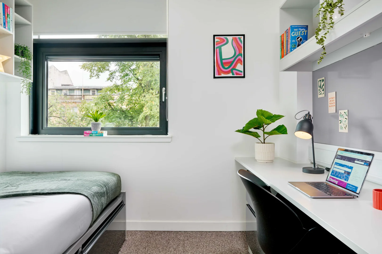 Functional student room perfect for studying in 