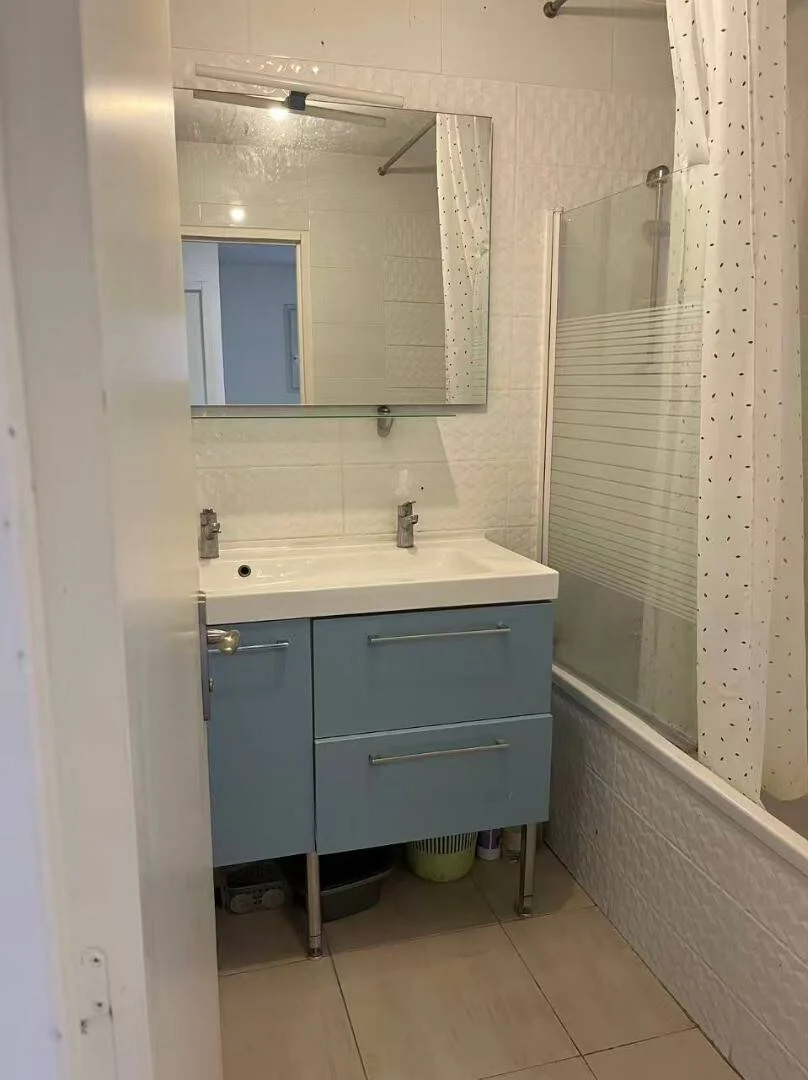 Quarto para alugar em apartamento de estudantes em , totalmente mobilado