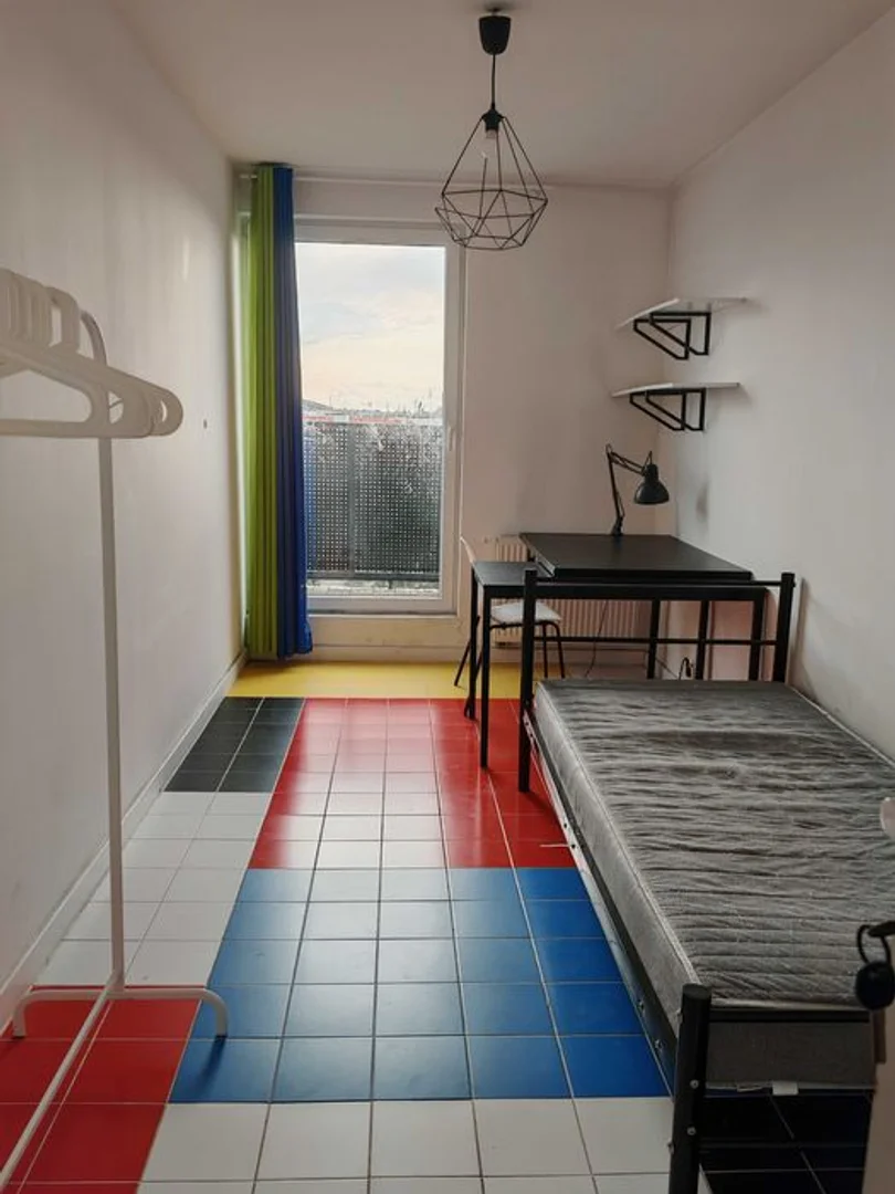 Comfortable and spacious student room in 