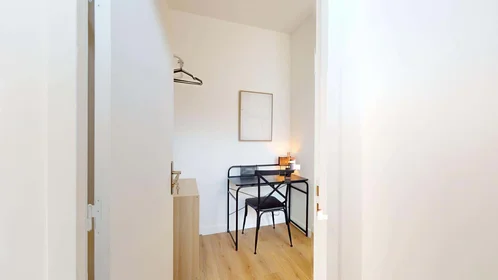 Stanza privata in 53 Rue de la Réole, 33800 Bordeaux, France, immagine 2 di 18